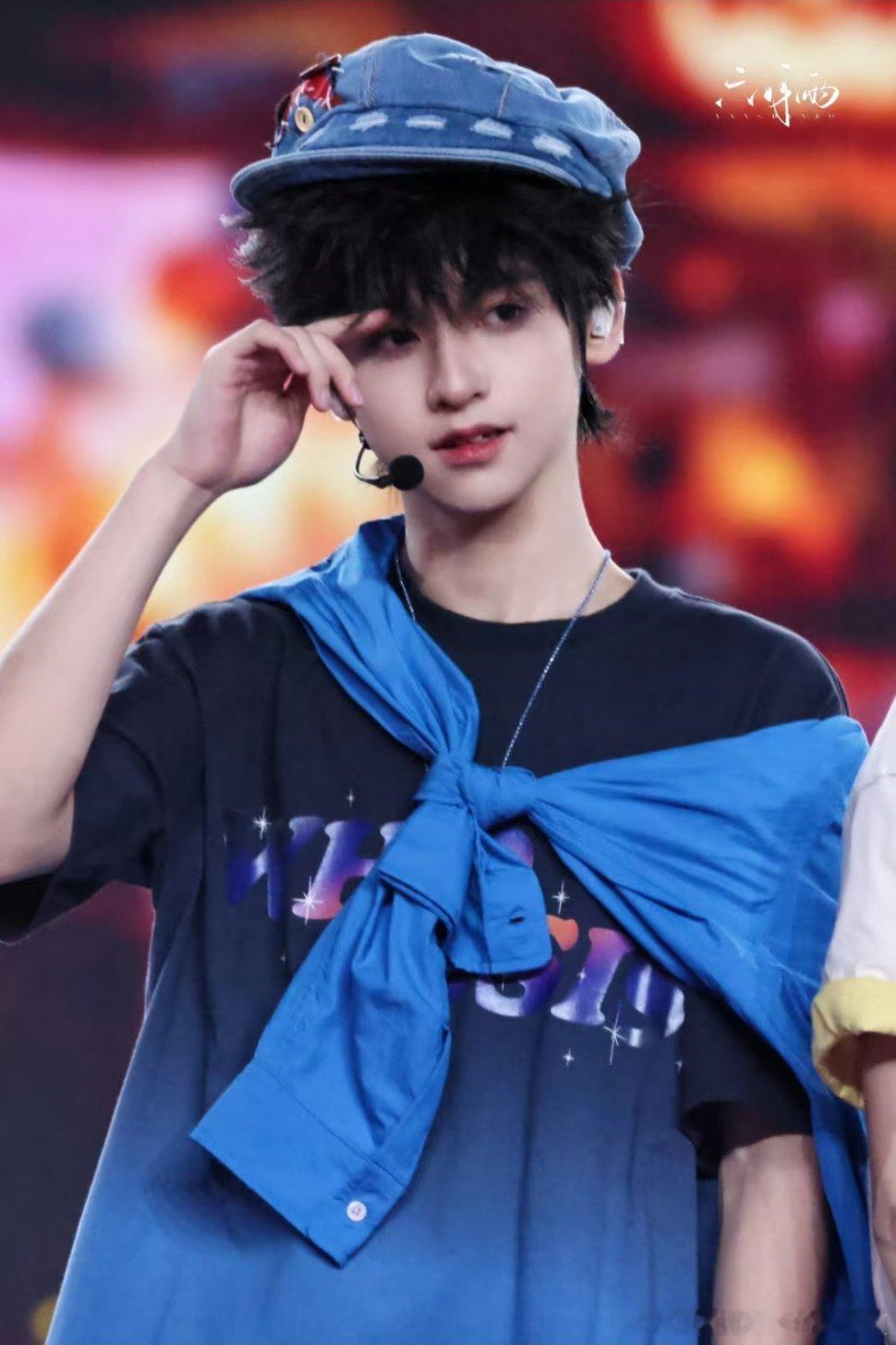 两块蓝莓小蛋糕，短萌脸正太赛高！