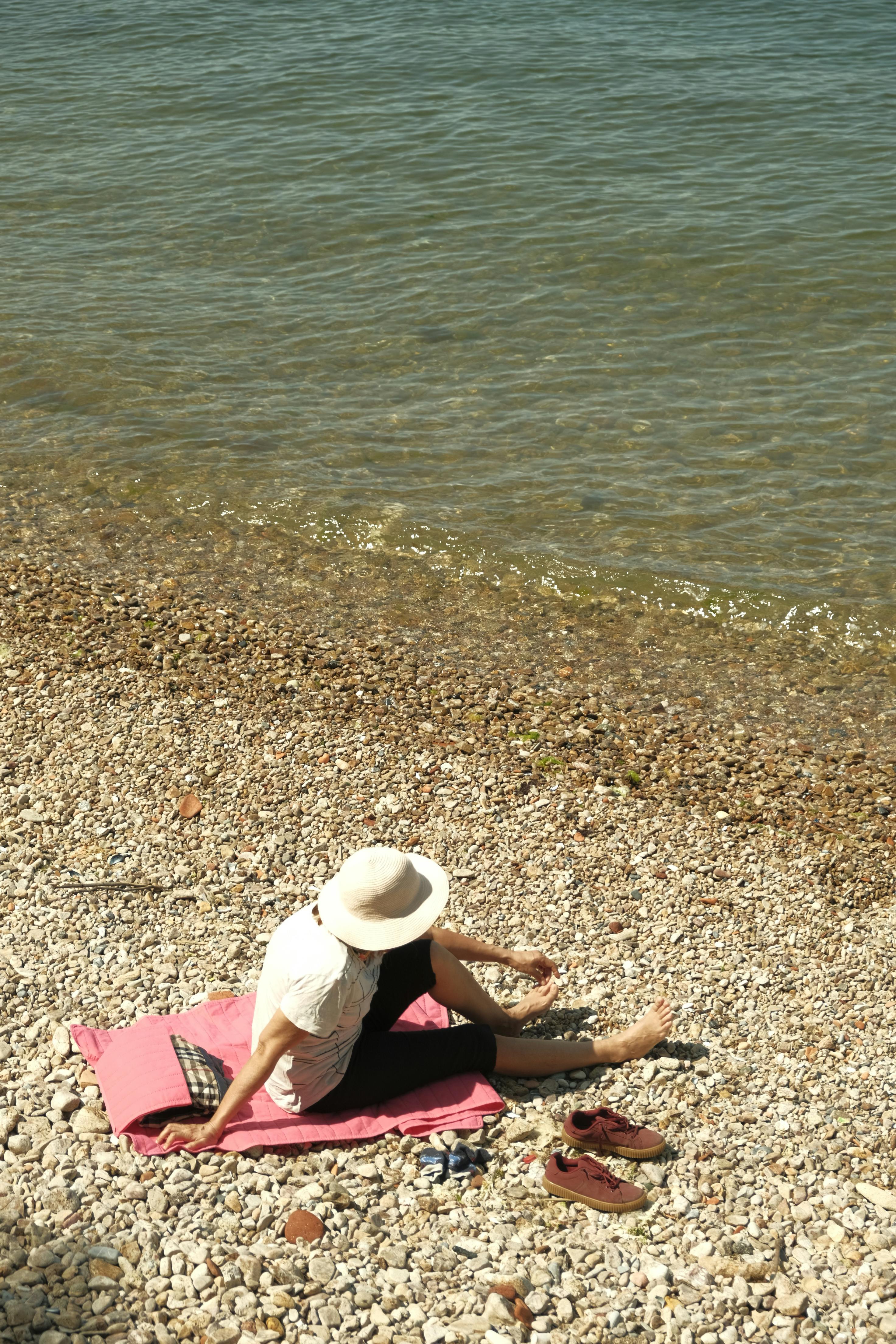 晒太阳时身体会经历哪些变化适当晒太阳，皮肤会自动合成维生素D，帮助肠道吸收钙和