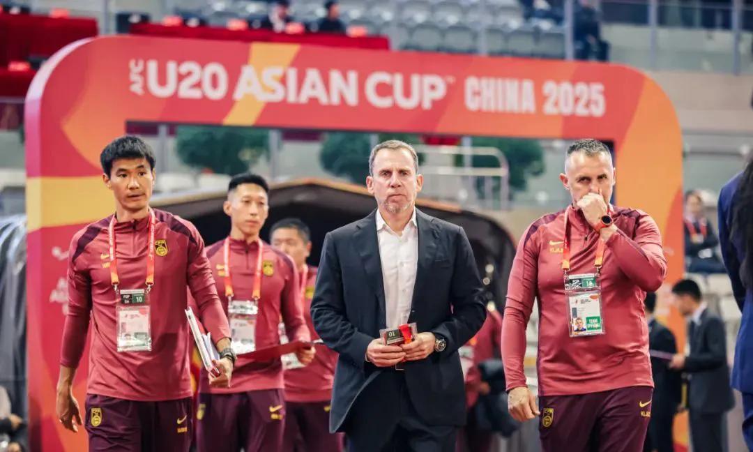 国足东亚杯名单中，教练组成员中出现了体能教练薛申的名字，当初薛申可是李铁在武汉队