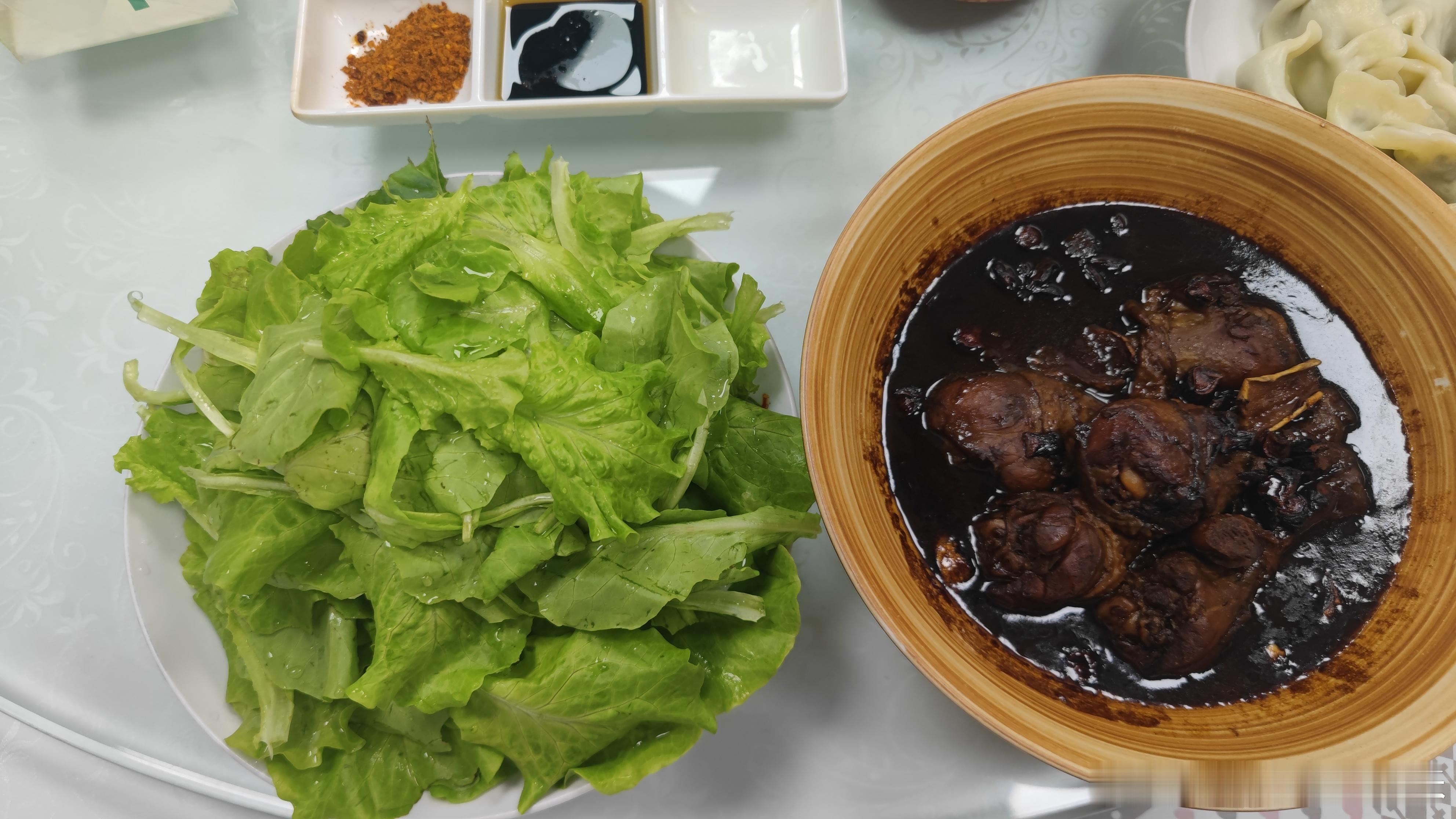 前几天中午吃饭，每天给我们烧饭吃的婆婆(就是老板的妈妈，她做饭超级好吃，年轻的时