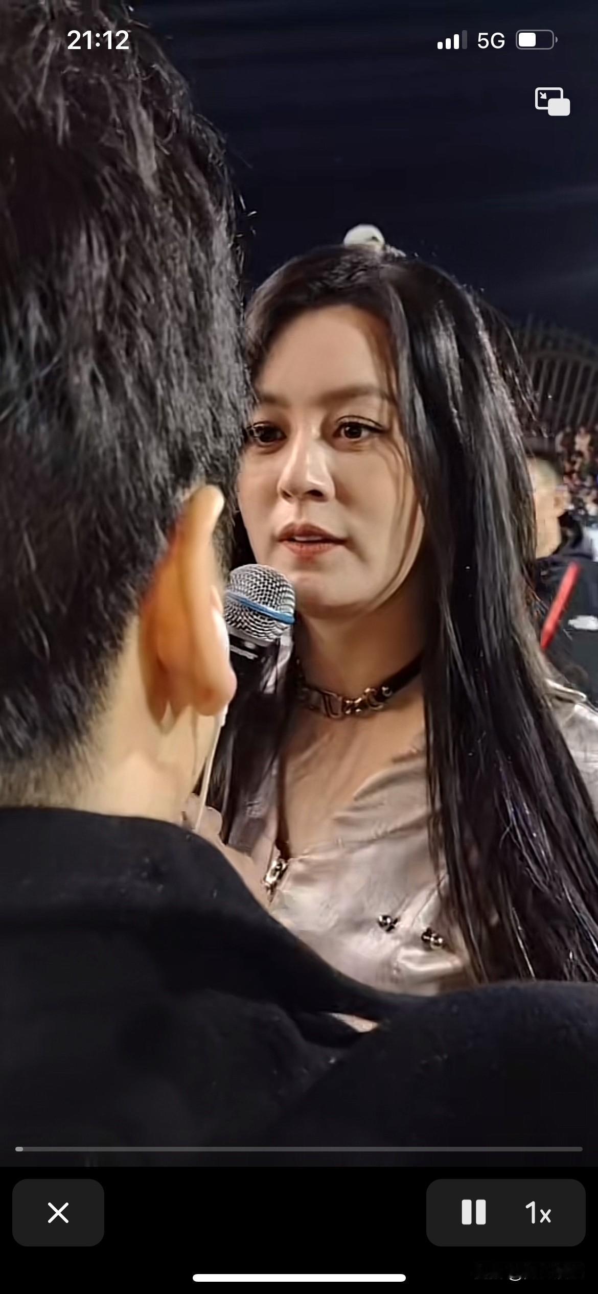 唐艺老师这张脸敢给别人这样拍，真的不怕人家把自己的脸上的皱纹给放大吗？她五官精致