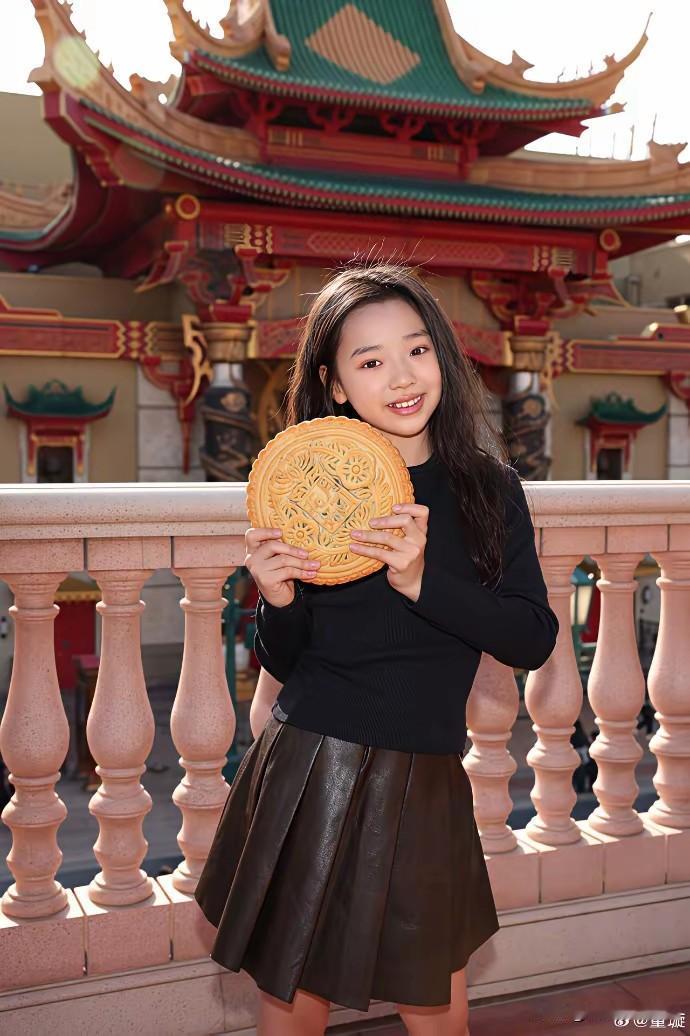 董璇和佟丽娅应该比亲姐妹还亲，两人带着娃中秋节腻歪在一起，在这个阖家团圆的日子