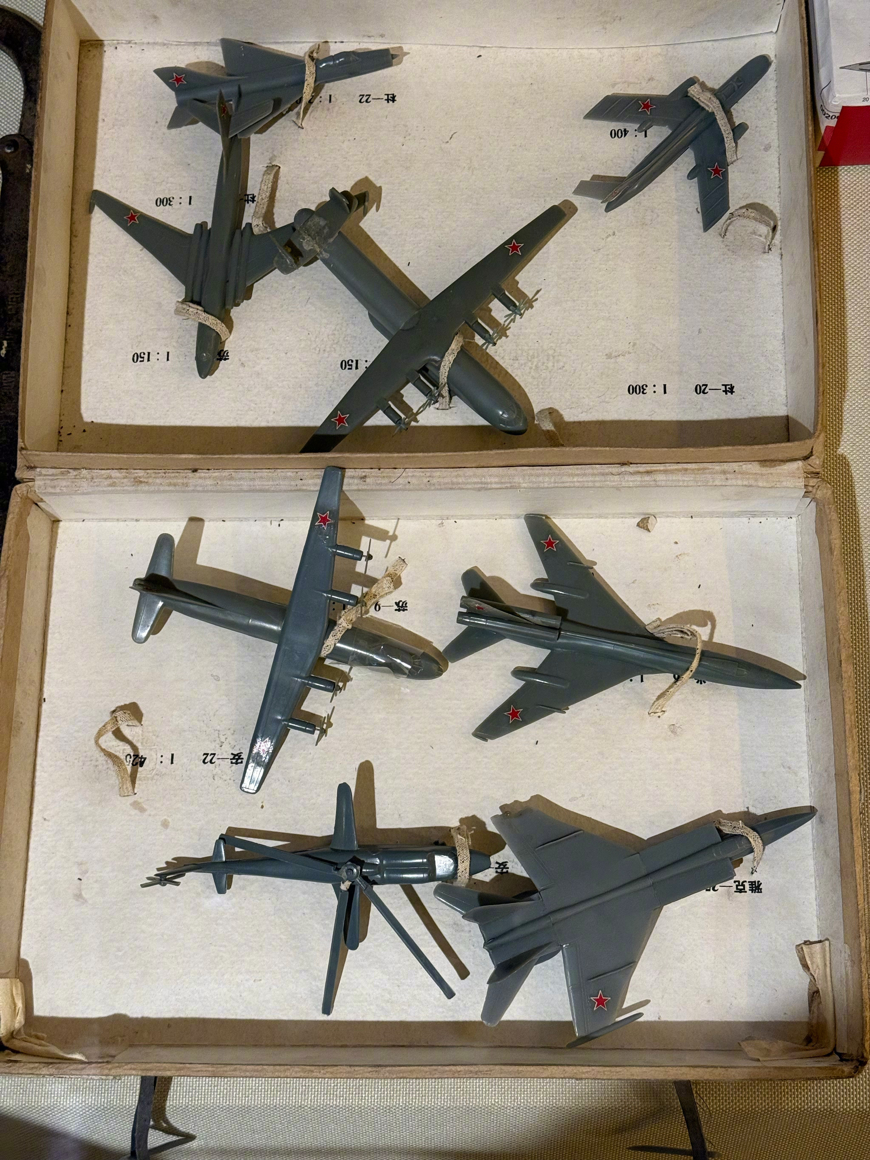 青海省海晏县的原子城纪念馆，这些飞机模型是防空部队用于训练观察敌军飞机的训练器材