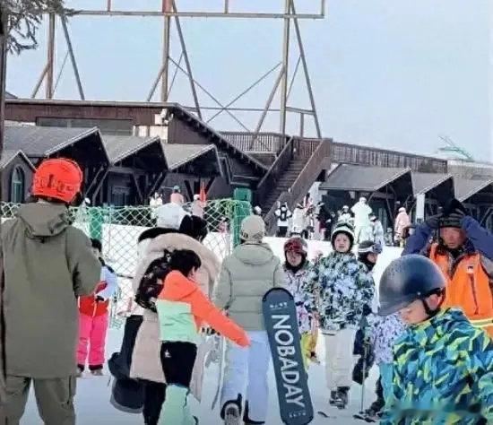 陈妍希和儿子分开过年家人们，过年本是一家人热热闹闹团聚的时刻，可近日却传出陈妍希