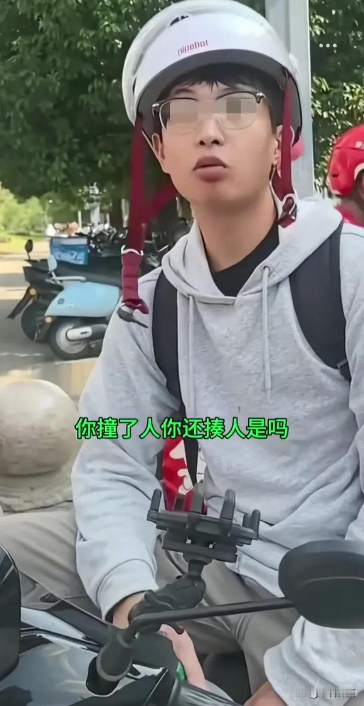 教科书式回答：我听交警的。男孩在等红绿灯，绿灯刚亮准备起步，女子逆行与男孩相