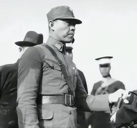 1938年，张自忠手下糟蹋了一个16岁的女孩，于是他命令所有士兵脱裤子检查，结果