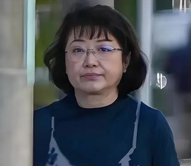 这是山口百惠吗？面型宽厚，表情硬朗，肤黑松弛，眉毛一弯一直，一高一矮。和从前那个