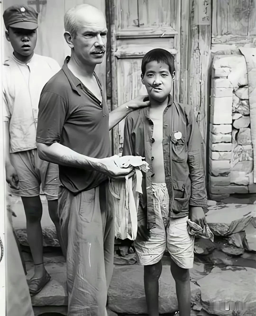 1939年，白求恩给面部中弹的小八路拆线。​随军的摄影师沙飞，拍下了白求恩拆线