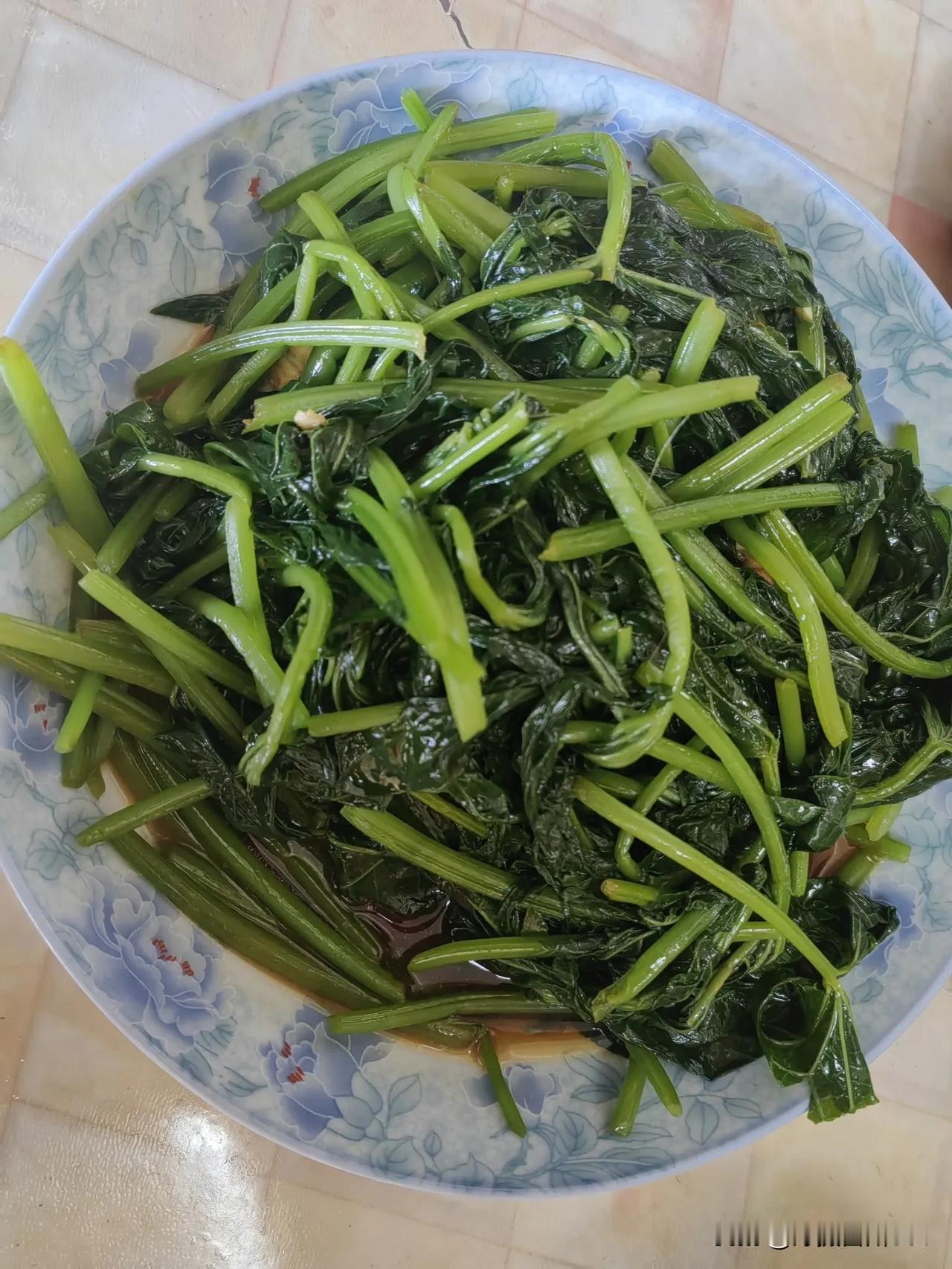 廉江人中午都是吃这么清淡的吗？今天跟老婆回廉江娘家，中午吃饭还是老三样，番薯叶