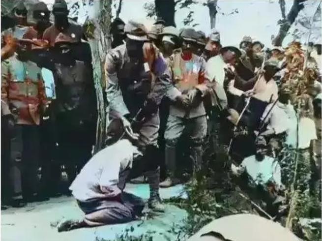 1937年，南京，一个不知名的池塘边，鬼子正在演练怎样砍头。在一个宁静的小池塘旁