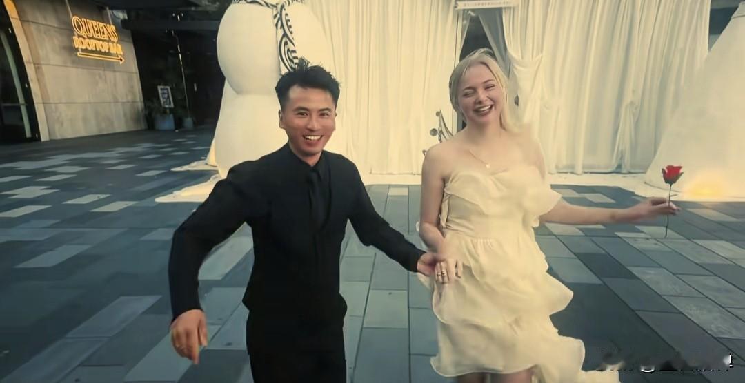 贵州小伙新西兰直播被抢，鼻梁骨折，只追回1部手机今晚看直播真的太气人了，这位