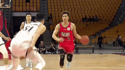 郭艾伦这次能撑得过去吗？多角度看郭艾伦受伤瞬间！郭艾伦持球突破，在杀入篮底，准