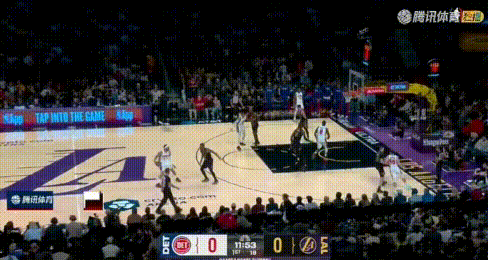 天才设计——湖人这地板配球衣黑糊糊一片。这中圈紫色大LOGO颜色好丑，加上穿黑