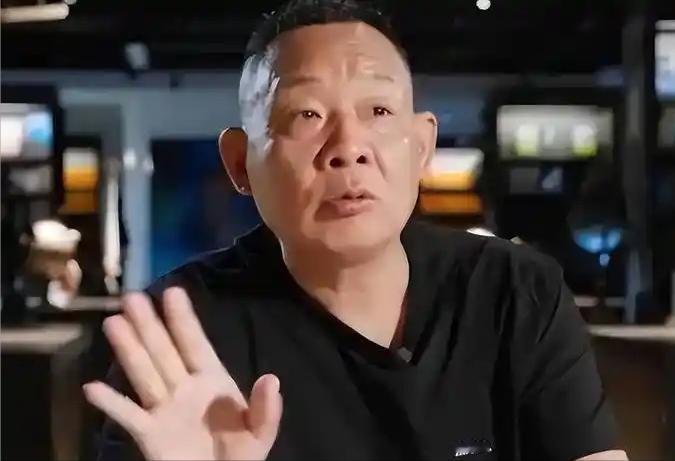 房东：现在房租要2400万了。胖东来：不是之前800万的吗？房东：时代不同了。
