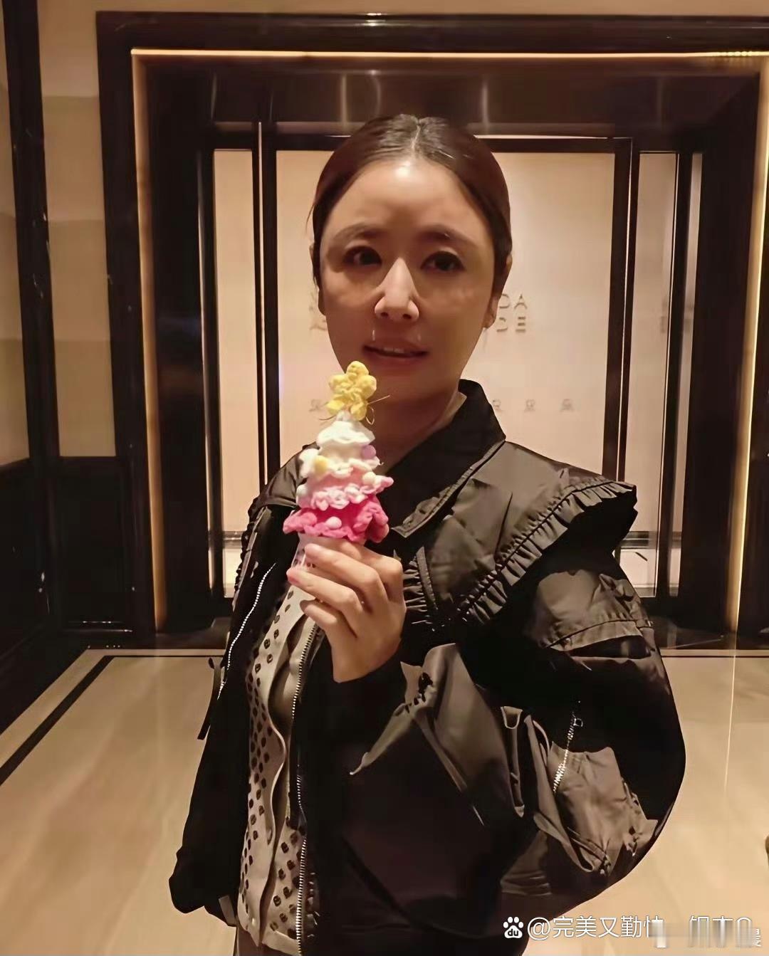 49岁林心如下班路透曝光！淡妆出镜的她眼眶深陷，整体模样较以往变化好多