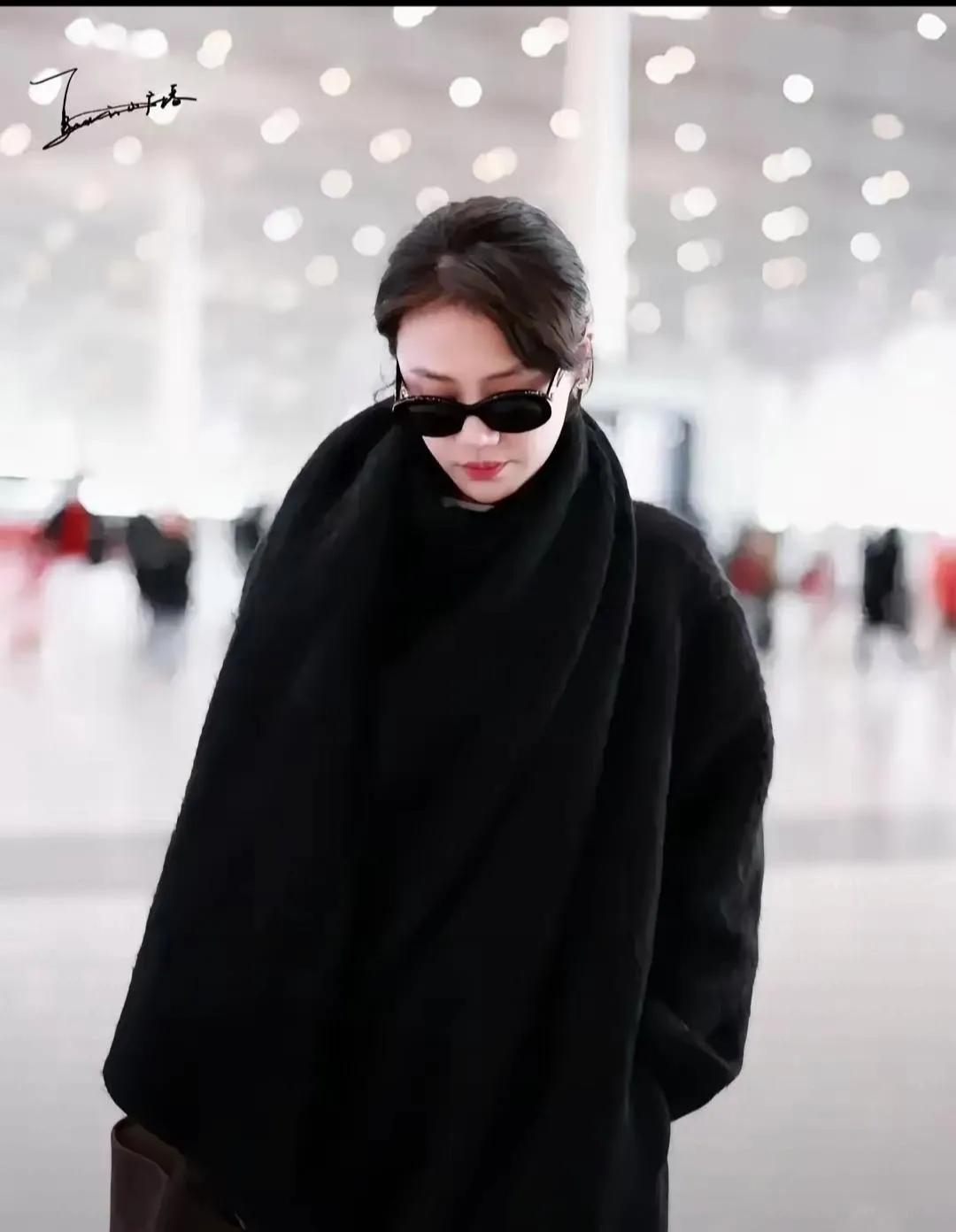 马思纯这组全黑机场look把“低调高级感”拿捏得透透的！🖤长款黑大衣+同
