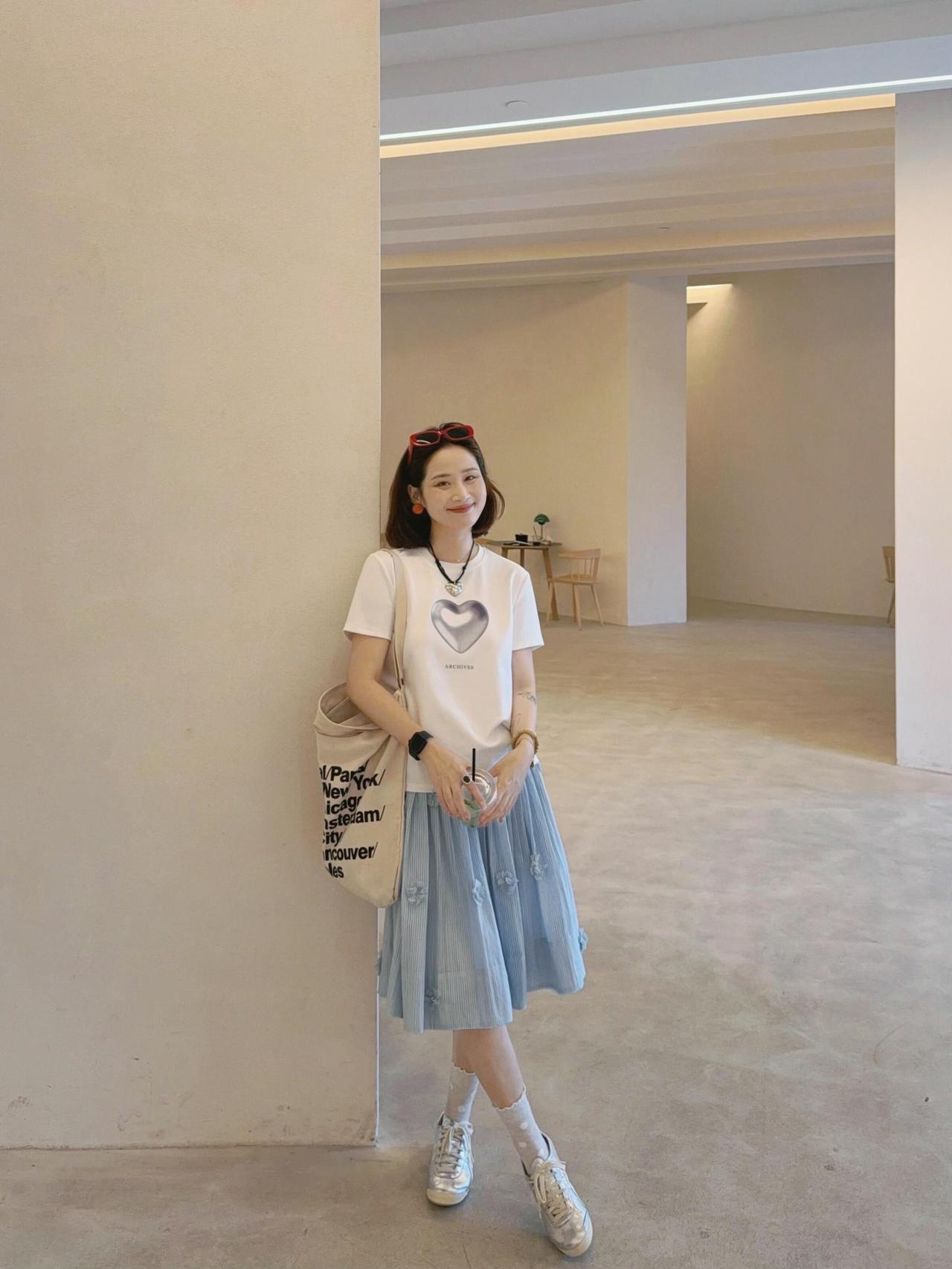 简约T恤配百褶裙，太有少女感了！白款爱心印花短袖清爽日常，搭配浅蓝色立体小花百