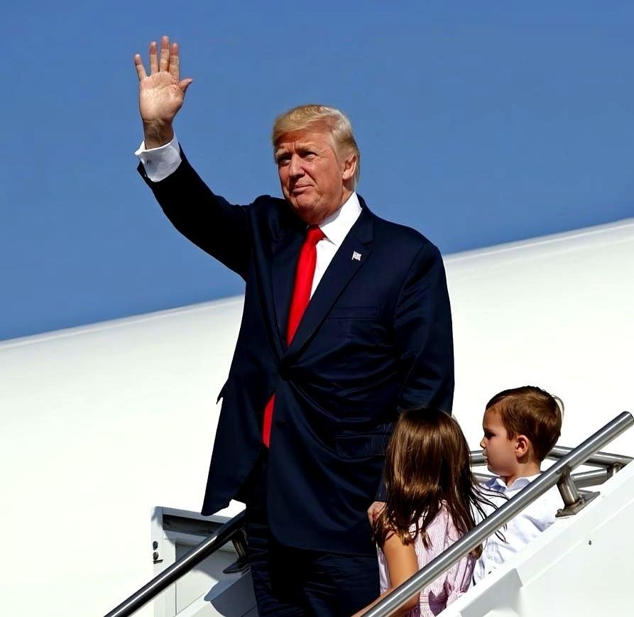 特朗普的财富峰值，358.8亿人民币。但这串数字，远没有他重返总统岗位后干的一