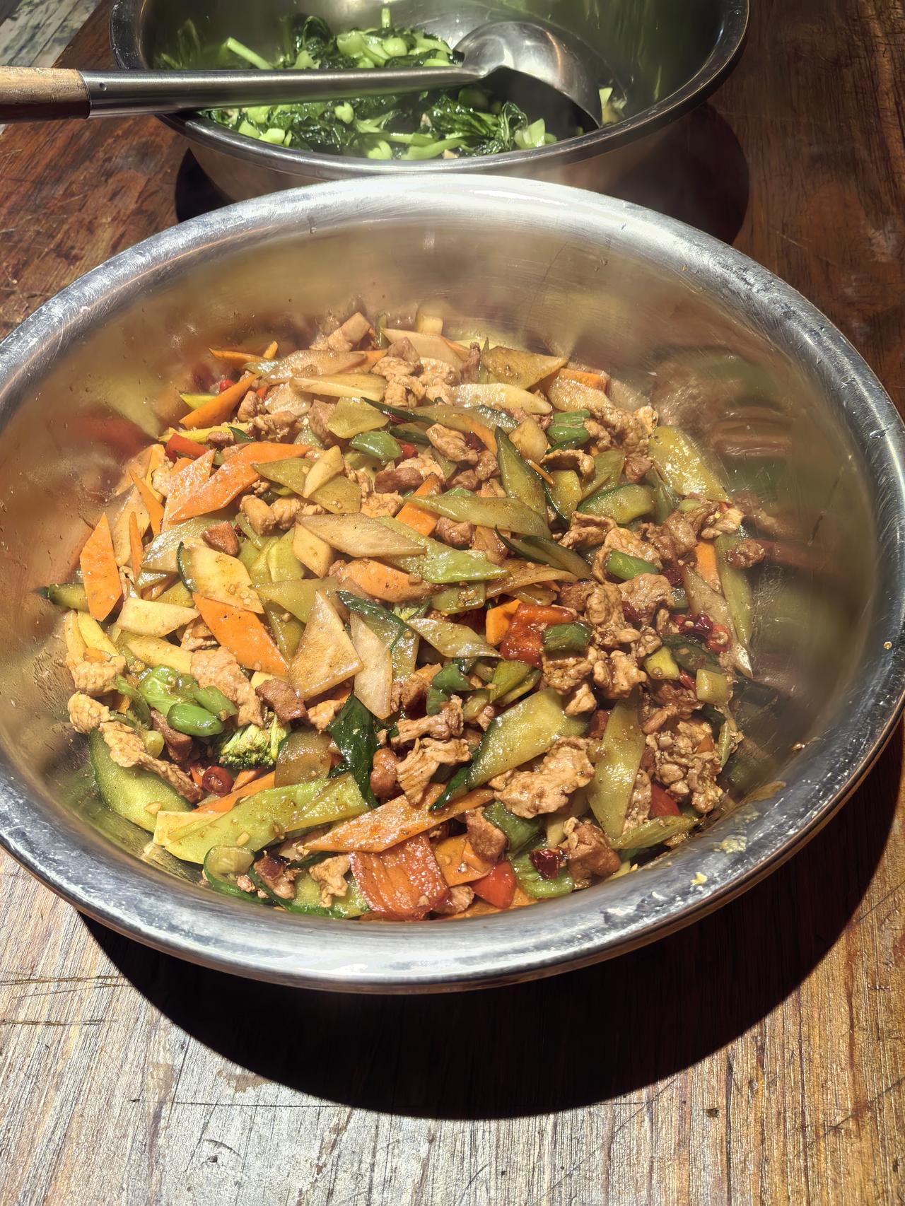 结束一天忙碌的后厨工作，脱下工装，我最期待的就是为自己做一顿简单却用心的晚餐。今