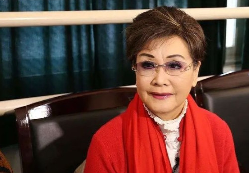 1970年，金铁霖向李谷一提出离婚:“你年纪越大越不好生孩子，我不想耽误你。”李