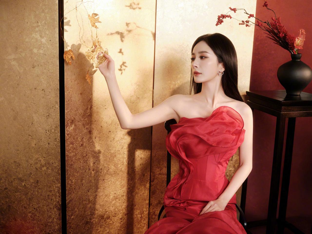 杨幂马年贺岁图封神！红枣元素暗藏巧思，红裙加身气场拉满2026丙午马年，杨