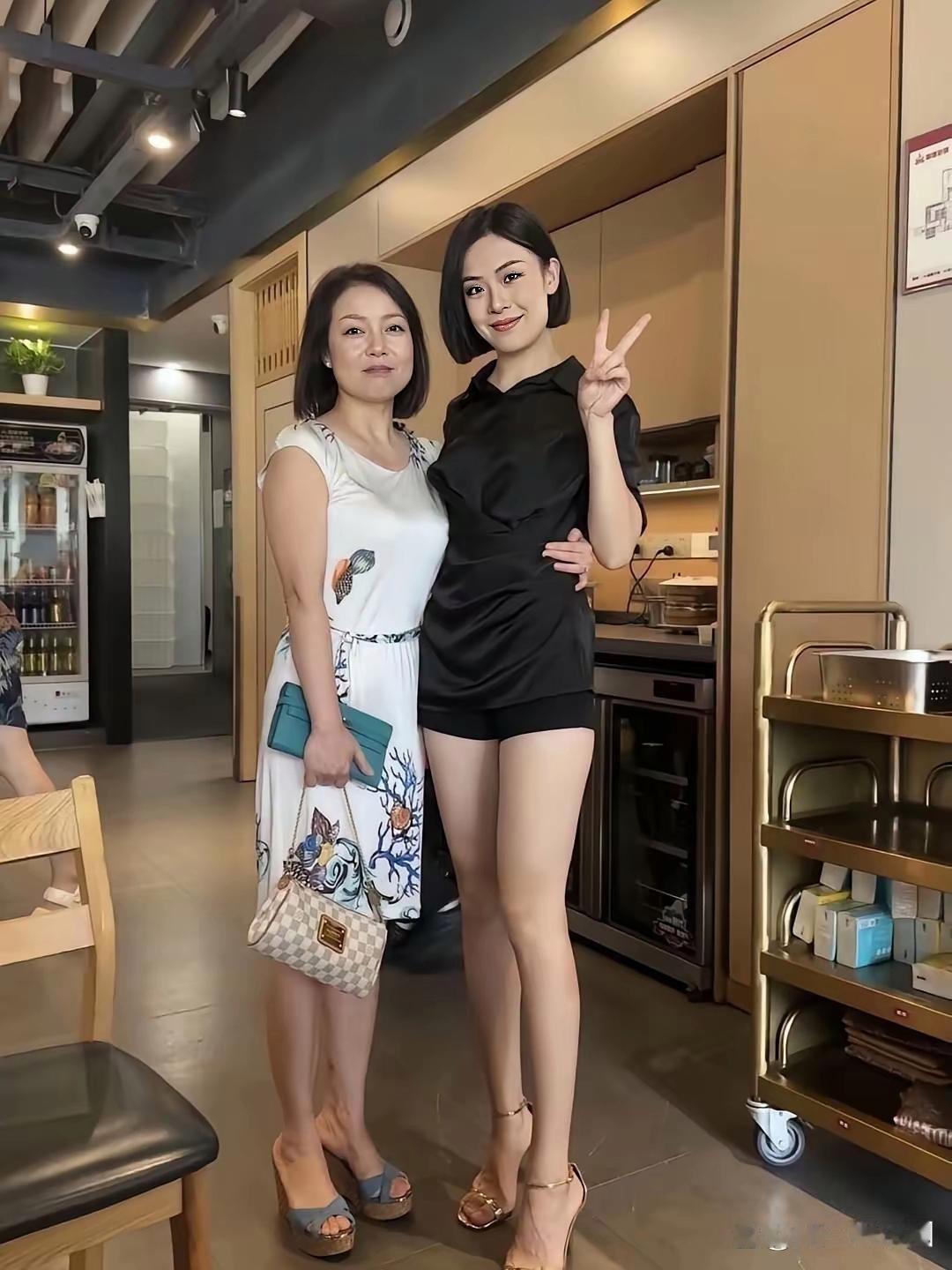 你能分清出哪个是妈妈，哪个是女儿
