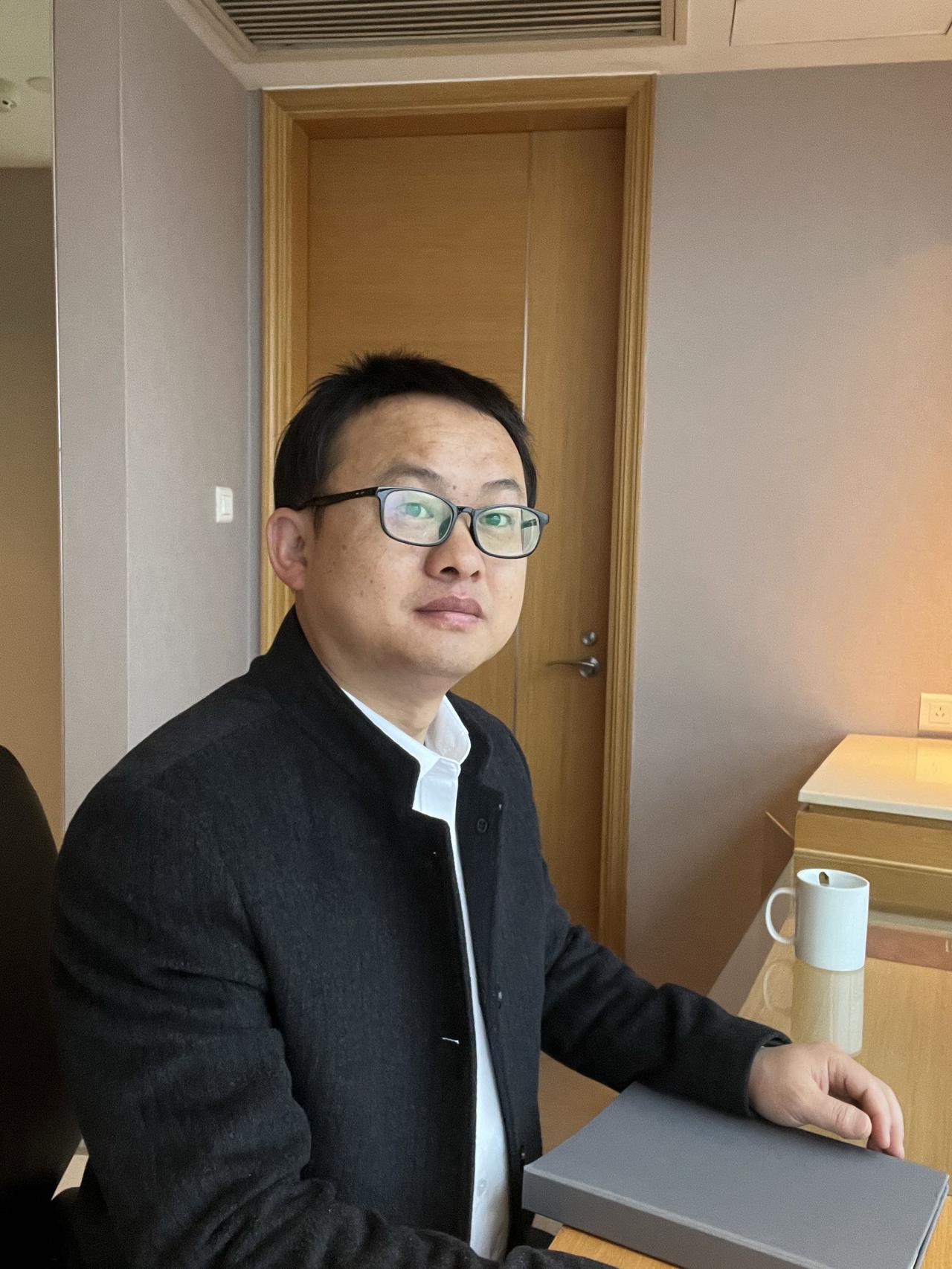 最近门诊和线上咨询中，很多患者都有着相似的经历：先是被病毒侵袭，早期出现咽痛、头