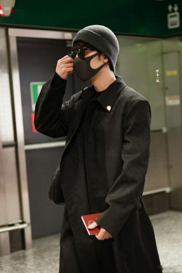 肖战米兰线下接机人气肖战抵达米兰人气事实清晰，肖战抵达米兰的相关路透曝光，现场