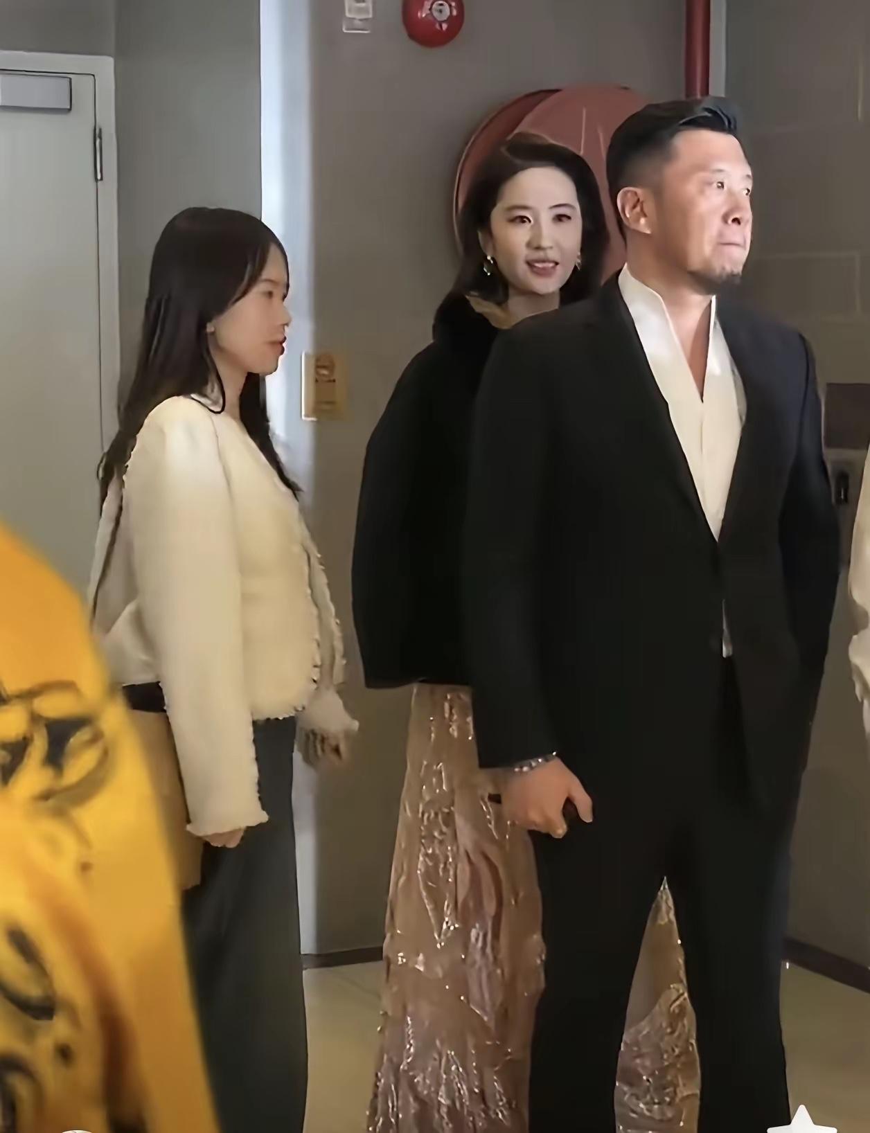 挡在刘亦菲前面的这名男子，是她的保镖，人称“钱叔”。近些年“钱叔”留了胡须，