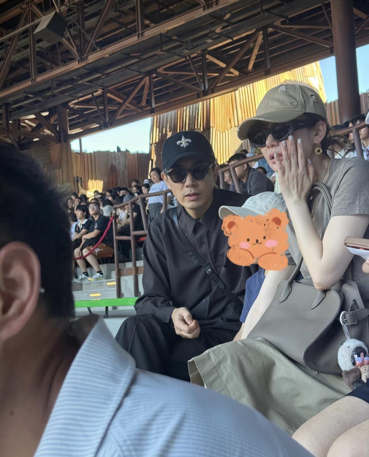 41岁戚薇和老公李承铉带着儿子现身北京环球影城游玩，儿子坐在婴儿车上，李承铉负责
