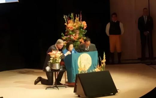 2015年，诺奖获得者屠呦呦受邀发表演讲，她坐在桌前，却发现话筒线不够长，谁知，