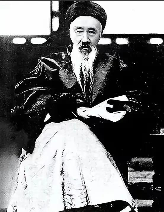 一个美国女人故意用英语和辜鸿铭交谈，辜鸿铭没理睬，美国女人冷笑起来：“他连英语都