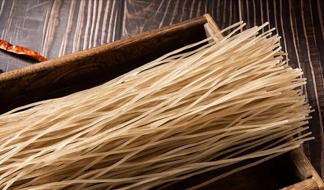 社区食堂里，李叔大盘粉条下肚，自称控糖神器，结果老伙计当场拆台：全是淀粉，升糖比