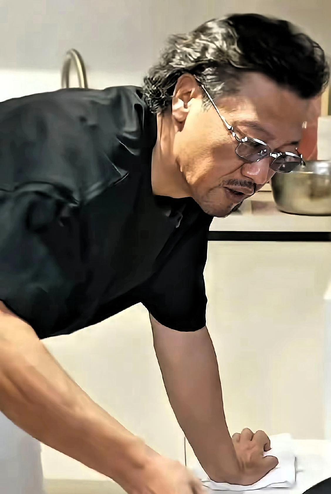 我一直以为贾冰是70后，结果人家是80后，今年才45岁。可瘦下来后……说他是60