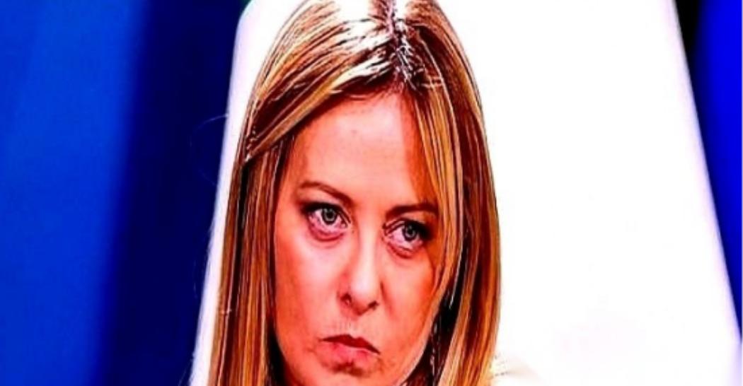 意大利女总理，梅洛尼，昨天当着全欧洲的面，直接把天给捅破了。 意大利女总理