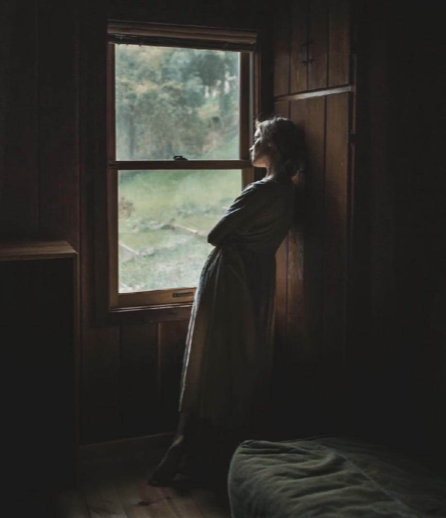 一段很现实的话：“有钱人的女人，像猫一样温顺；没钱人的女人，像狗一样狂躁；所谓