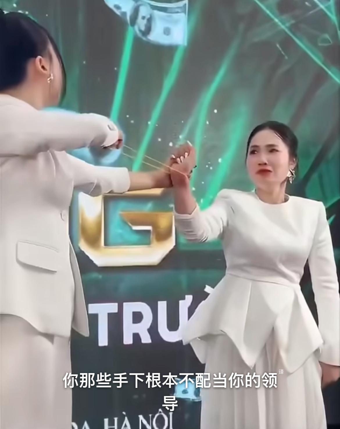 越南微商团队，业绩不好的负责人被用橡皮筋弹手腕，被弹后的负责人崩溃大哭，底下的人
