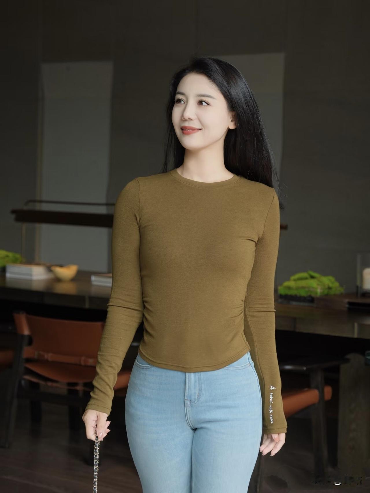 美图欣赏，看图写诗《暖室闲影》七言绝句暖室晴光映褐衫，青丝垂缕态嫣