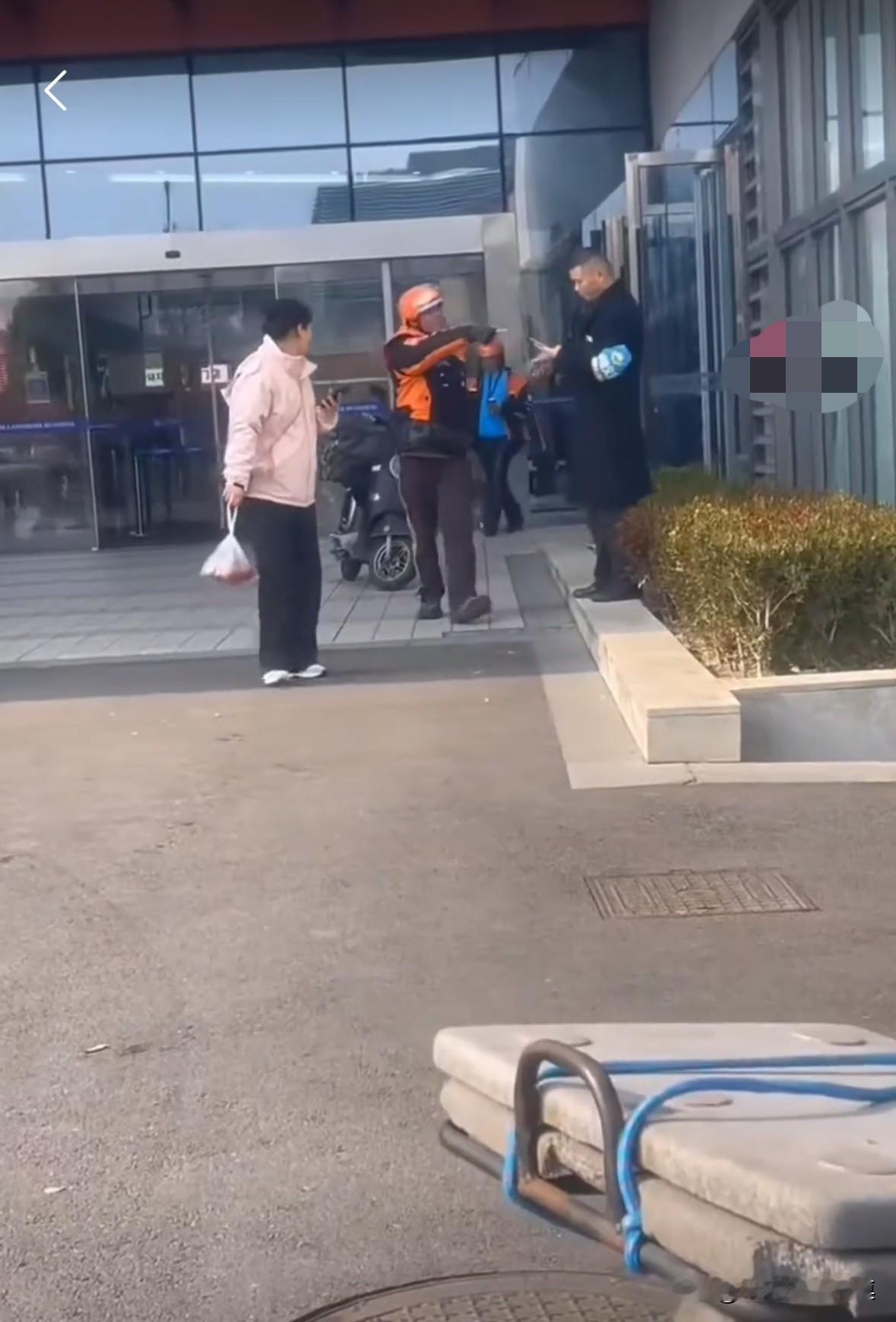 保安不让外卖小哥进去送外卖，于是把外卖小哥的车钥匙扔进了下水道，外卖小哥跟保安理