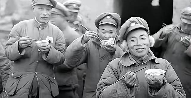 1948年，一个国民党士兵饿得受不了，跑到解放军要吃的，4个馒头下肚后，他说：“