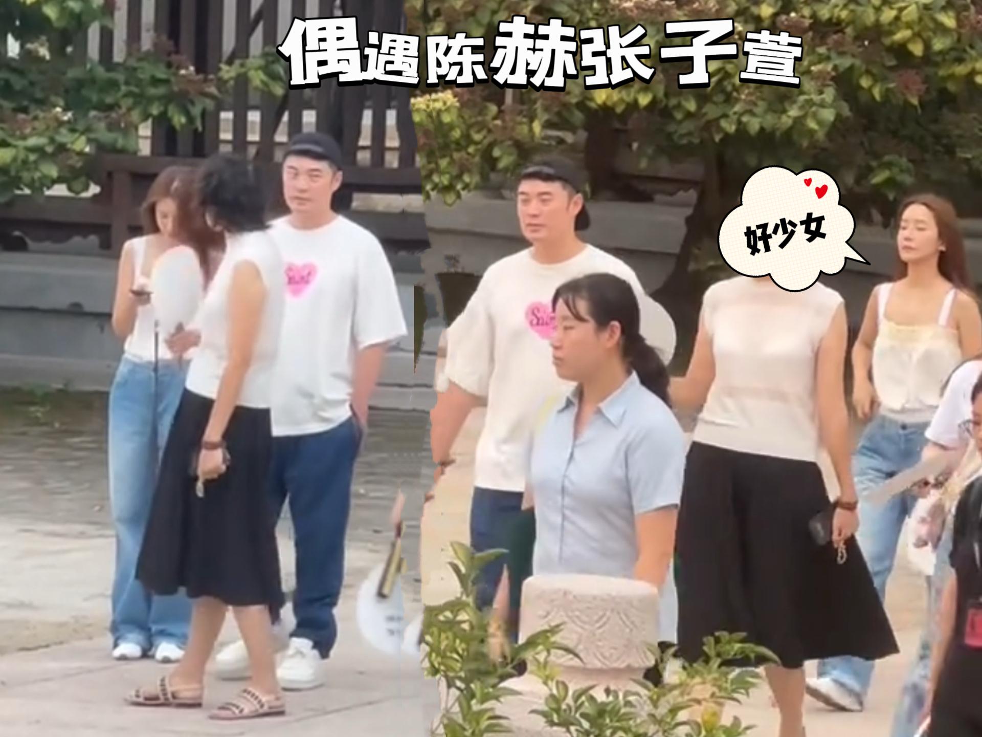 网友偶遇陈赫夫妇，41岁的张子萱好少女。张子萱穿着无袖上衣，搭配牛仔裤...