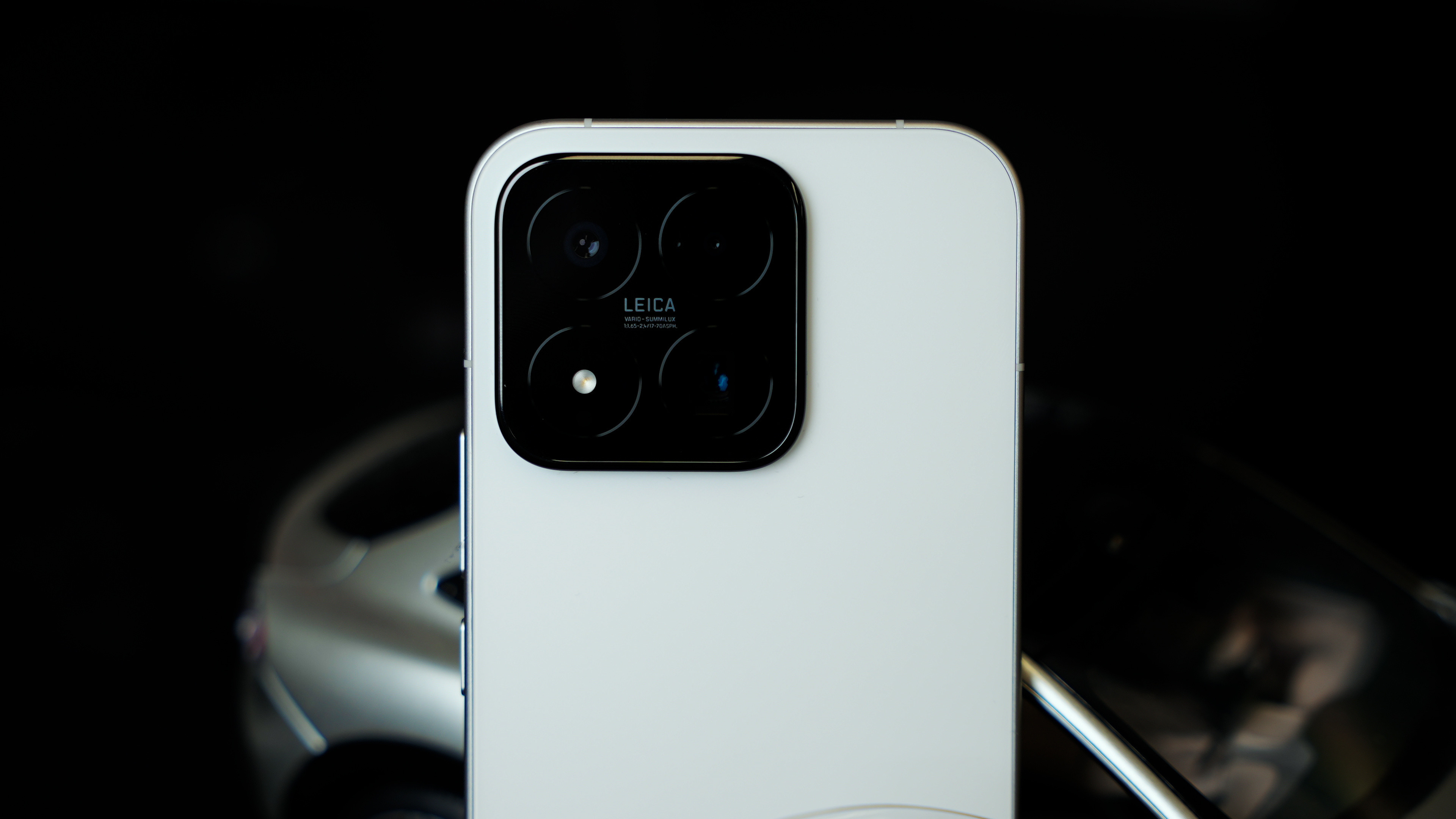 用了两天小米17Max，给大家聊两句。先说颜值，我个人钟爱白色背板和方形相机D