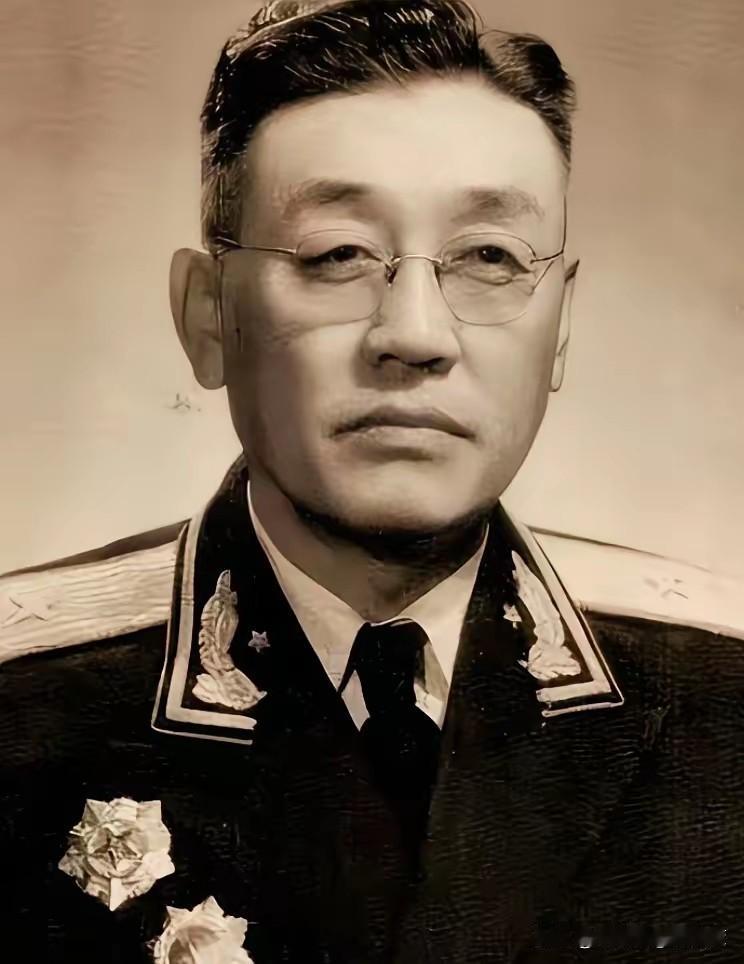 1955授衔最动容一幕！上将韩先楚当众给少将敬礼，全场无人敢拦，背后原因太心酸