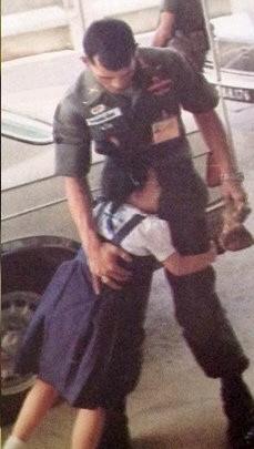 泰王军装从年轻时穿到老，他疼爱大女儿的心也一直不变，父女俩合影挺温馨的。