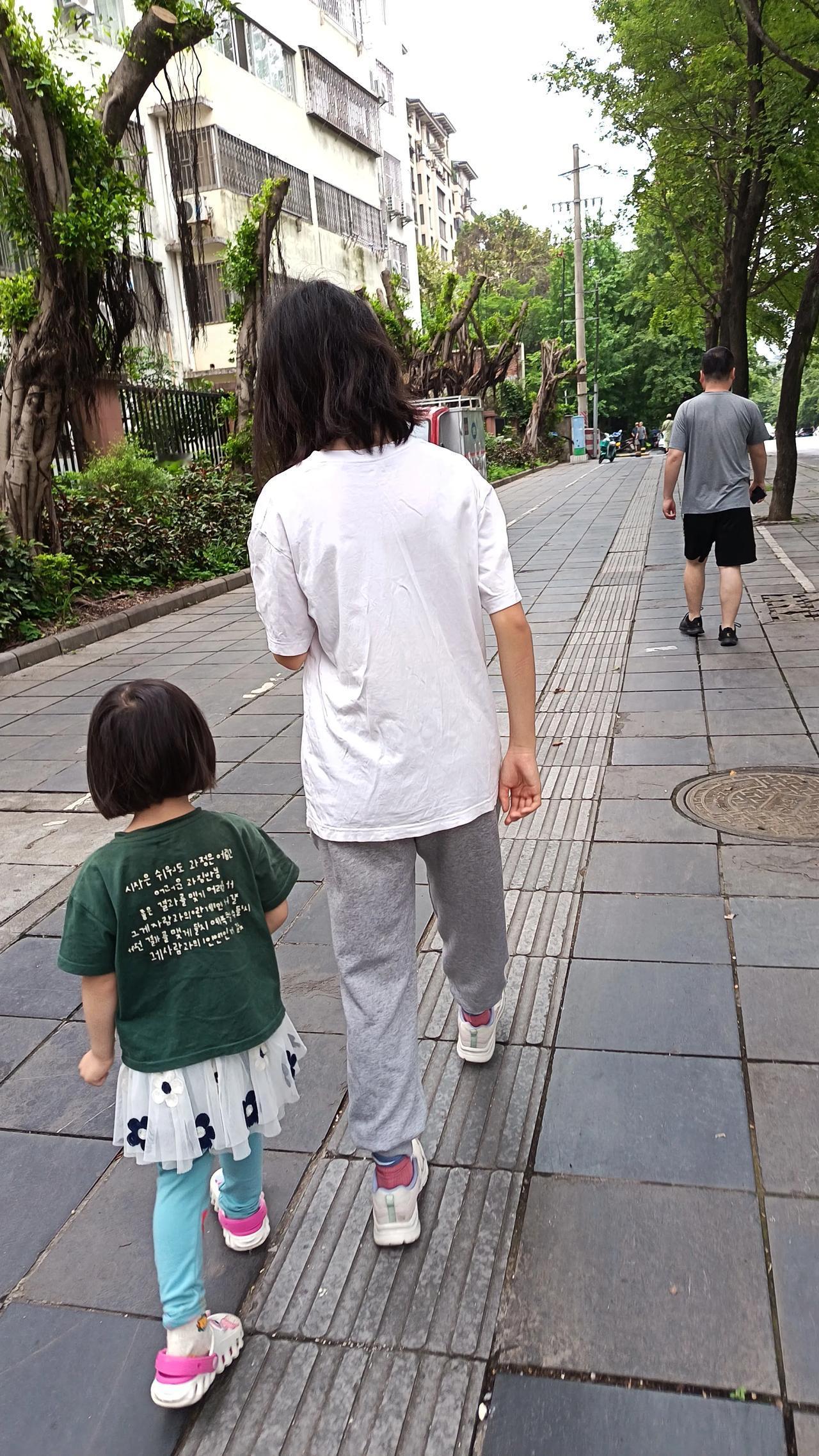感受一下大广西生活的重担与烟火气！桂林旅行最后一天，七点去吃米粉，遇到很多独