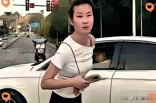 真没想到，那个在街头嚣张跋扈的重庆“吐沫姐”，底气竟然是家里大她8岁的老公给的，