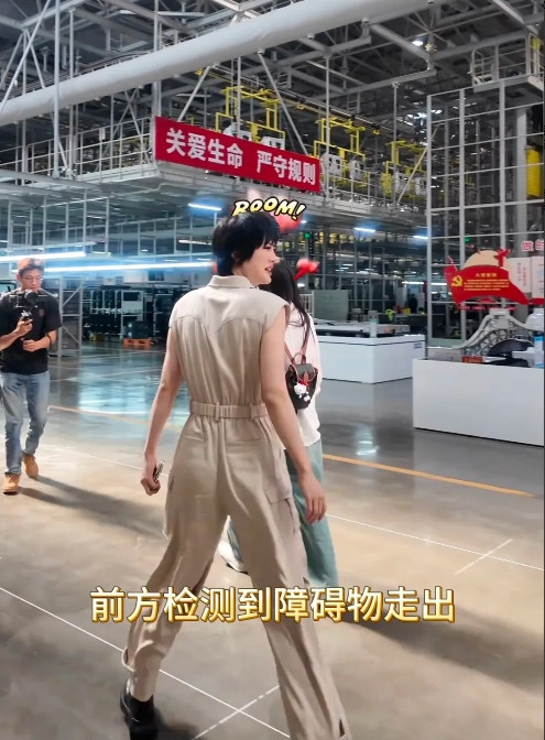 姚安娜在长安汽车工厂参观的时候，发生了一件有趣的事情。姚安娜经过一个机器的时候，