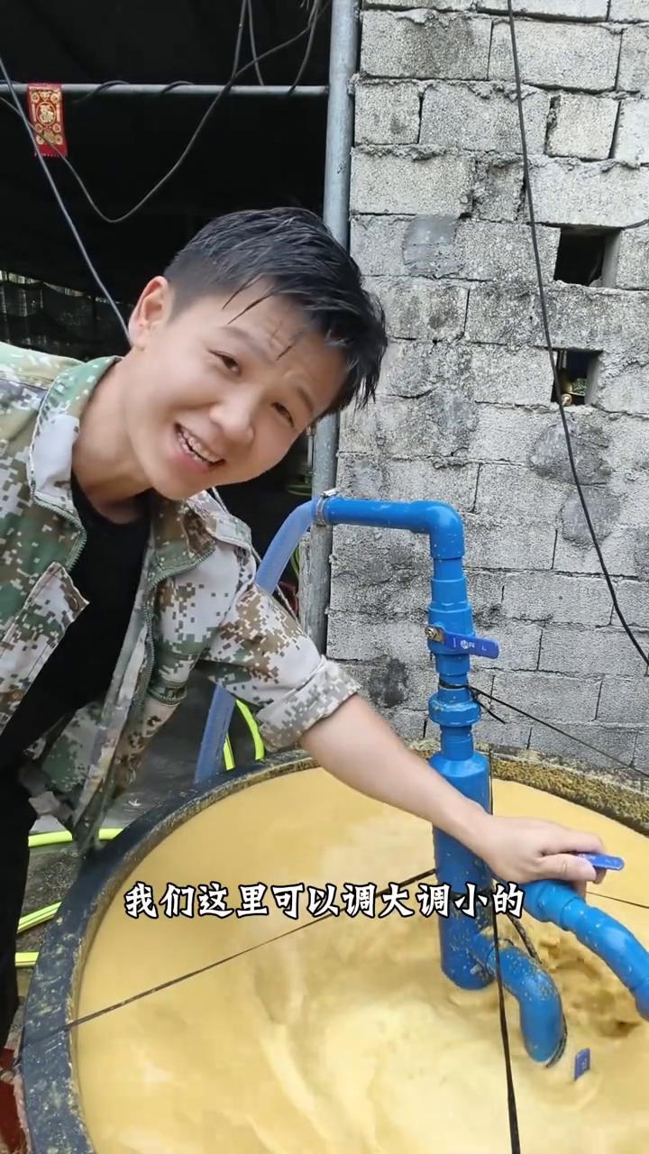 自制喂猪蓄水池，喂猪神器养猪更方便。已经满满的一锅了，这里可以调大调小的，帮老