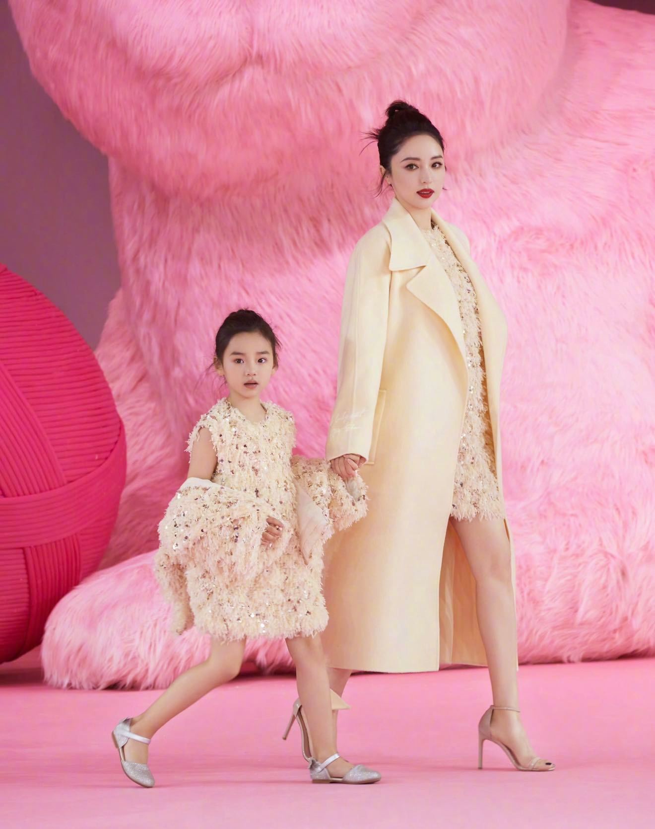 仿佛看到了董璇带小酒窝的样子/董璇原件正确小酒窝复印件也正确《我们的爸爸》里叶