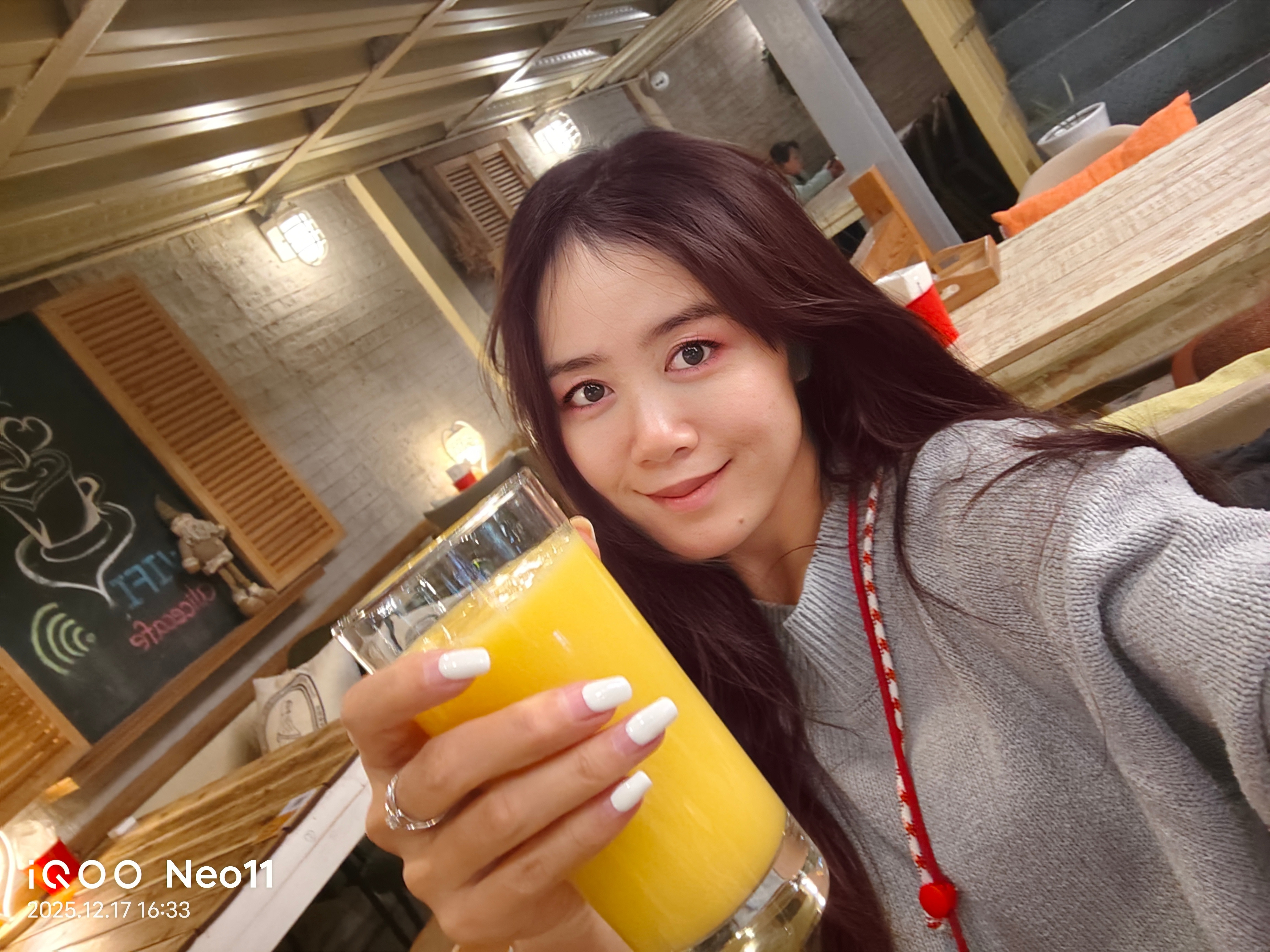 我和家人吃饭，真的是两极分化呀，我要的是猪肚鸡汤锅，他要的是辣红袍牛油锅我要了一